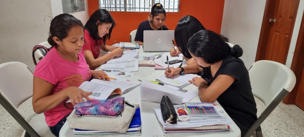 Chicas de NPH en Tegucigalpa estudiando