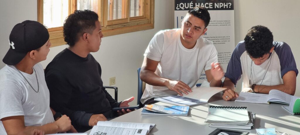 Chicos de NPH en Tegucigalpa estudiando juntos