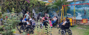 Pacientes en jardín de Casa Ángeles