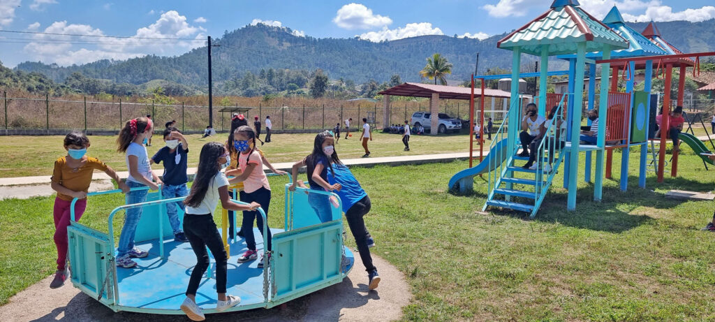 Niños jugando en el centro comunitario de Mata de Plátano