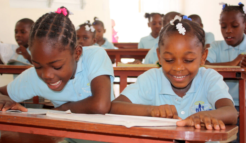 Niñas haitianas en una escuela de NPH