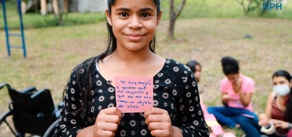 Niña con cartel para el dia de la mujer empoderada | Fundacion NPH