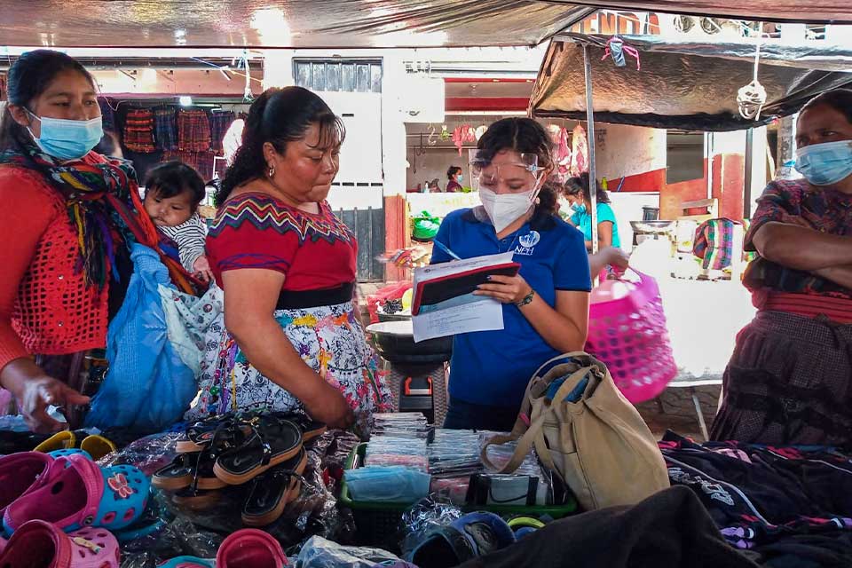 Trabajadora de NPH Guatemala intrevistando comunidad para centro familiar | Fundacion NPH