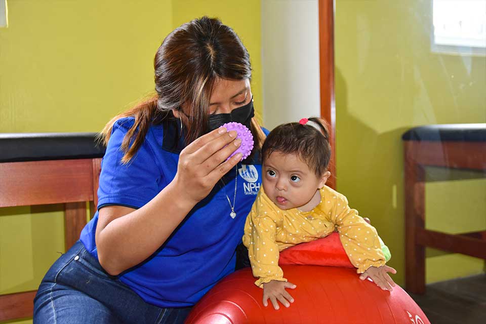 Niña en terapia Centro Familiar en la comunidad Chimaltenango Guatemala | Fundación NPH