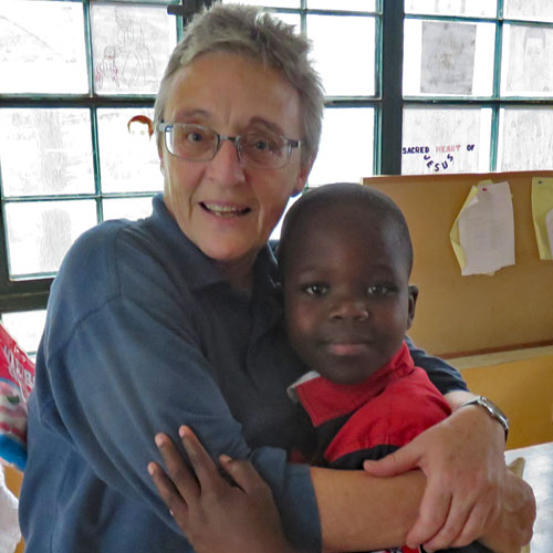 Marta Bruix con niño haitiano