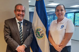 Dora Serrano directora programas NPH El Salvador visita consulado de El Salvador en Barcelona con consul Benito Miró