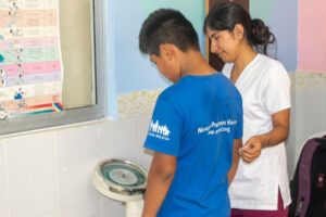 Niño con enfermera en clínica de NPH