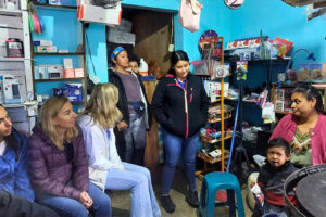 Visita a casa de la comunidad en Guatemala programa becas educativas Fundacion NPH