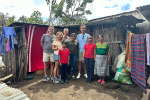 Viaje solidario de cooperacion a NPH Guatemala visitan comunidad vulnerable por la Fundacion NPH