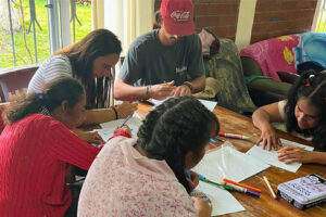 Voluntarios en Viaje solidario de cooperacion a NPH Guatemala juegan con niños por la Fundacion NPH