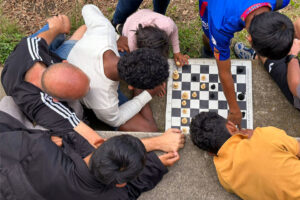 Niños juegan al ajedrez en programas infantiles de cooperacion en Guatemala | Fundacion NPH