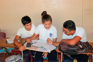Becas escolares para niñas de las comunidades en Nicaragua educación | Fundacion NPH