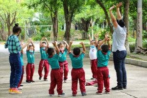 Niños pequeños juegan y se desarrollan en NPH El Salvador | Fundacion NPH