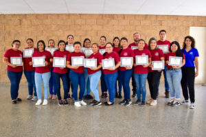 Trabajadores de NPH El Salvador posan con diplomas tras finalizar su capacitación | Fundacion NPH