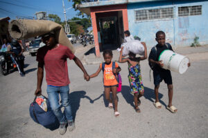 Familia escapa de la violencia en Haití como refugiados