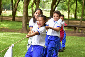 Niñas y niños jugando y haciendo deporte en NPH El Salvador para ayudar a su desarrollo | Fundación NPH