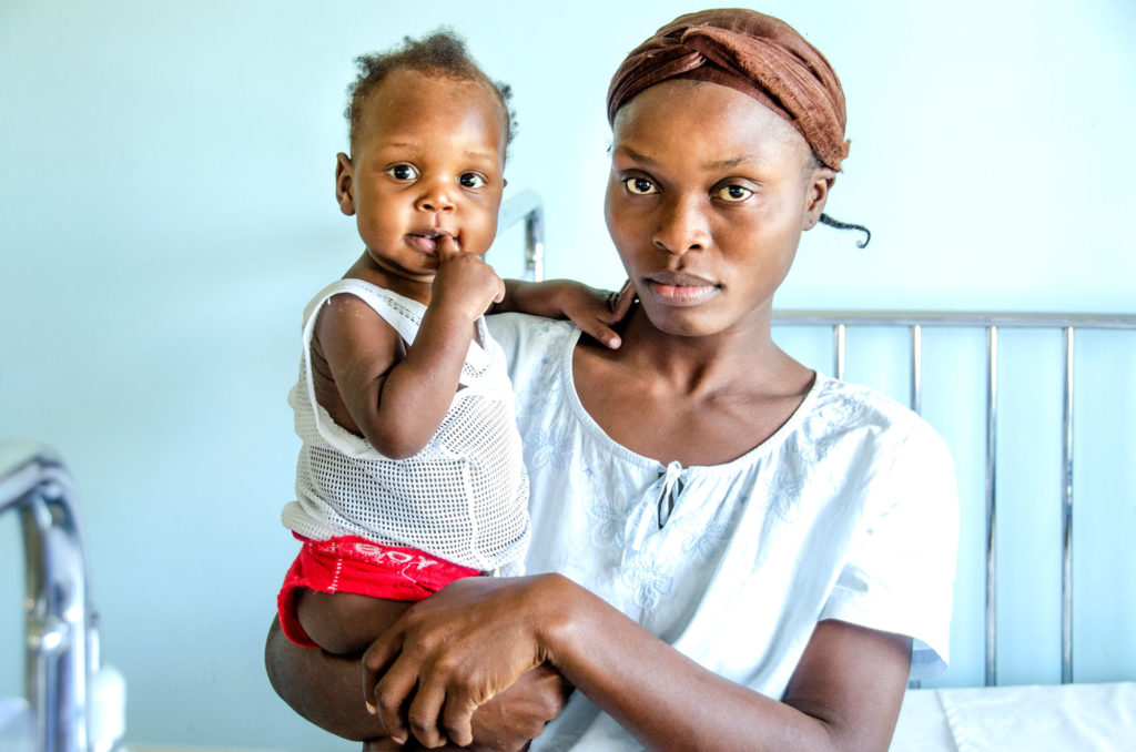 Madre con niña enferma