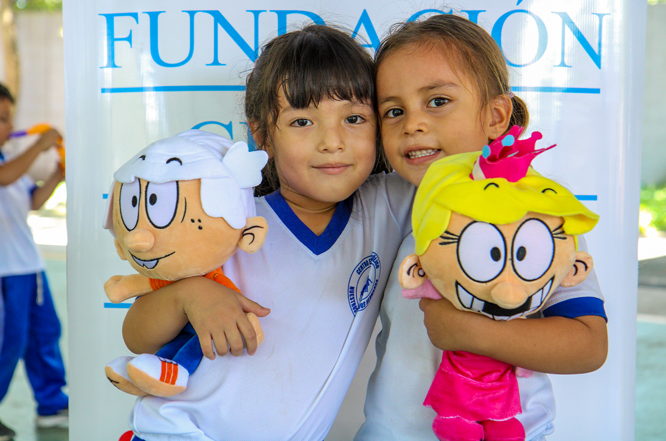 Entrega de juguetes Fundación Crecer Jugando a niños de NPH El Salvador