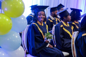 Graduada médica proveniente de NPH Haití sonríe tras recibir su título