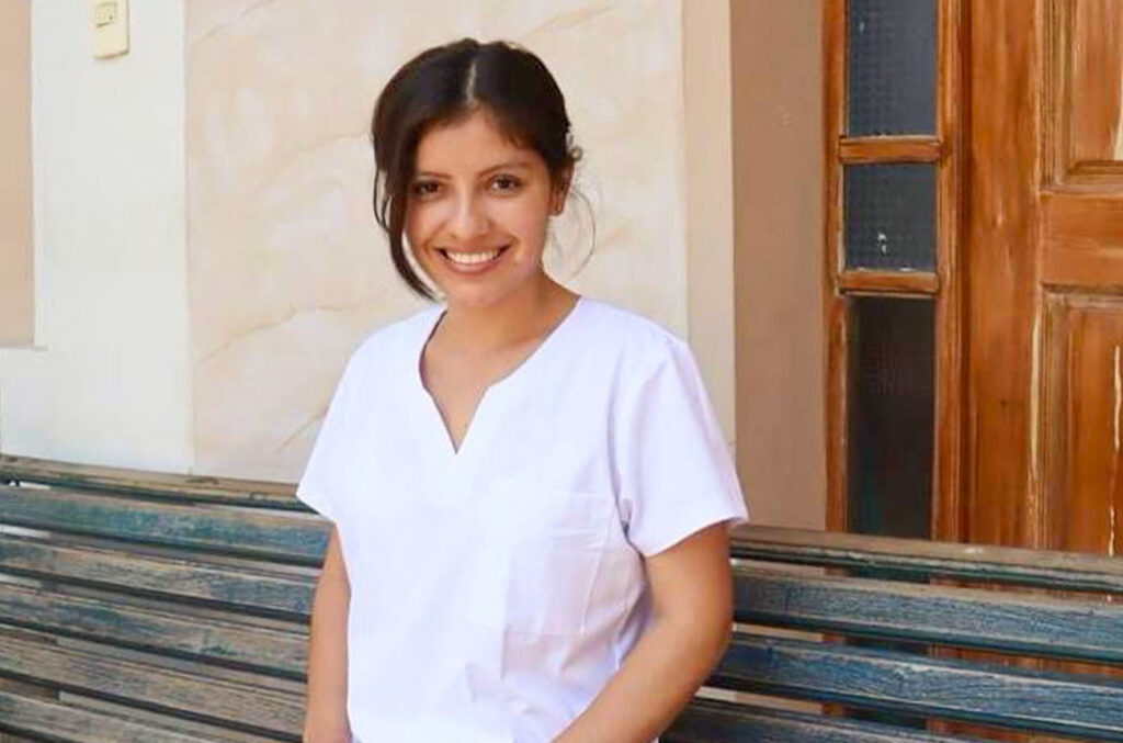 Joven de NPH Bolivia estudiando Medicina y preparándose para ser líder juvenil