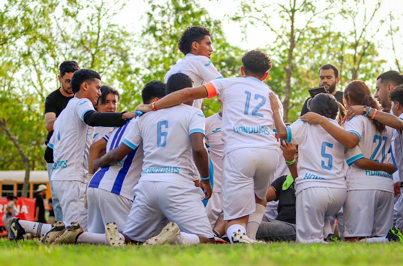 Equipo juvenil de NPH celebra una jugada durante la Copa “Un Gol por la Paz” en un ambiente de respeto y alegría.
