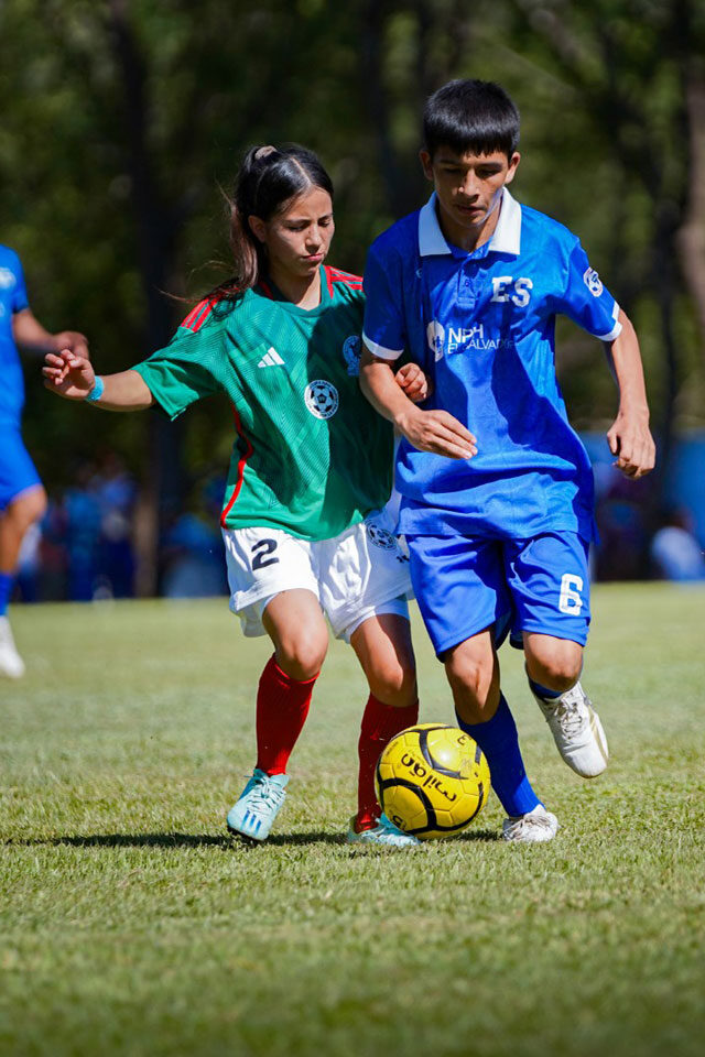 Jóvenes de distintos países participan en un partido de la Copa NPH “Un Gol por la Paz” en El Salvador.