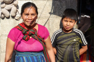 Martin junto a su madre tras la reunificación familiar