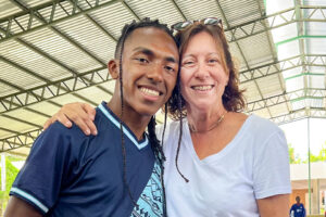 Merche, madrina de NPH junto a su ahijado de Guatemala