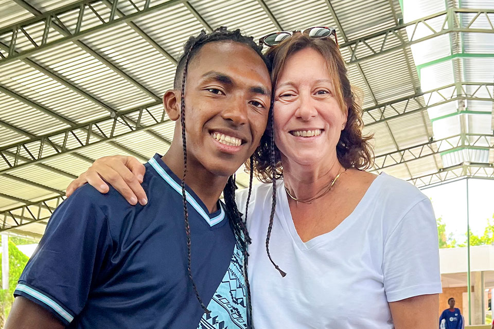 Merche, madrina de NPH junto a su ahijado de Guatemala