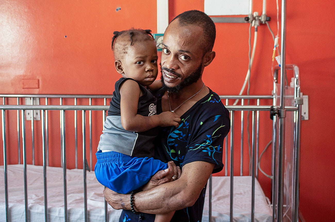 Padre de David Paul acompañándolo durante su tratamiento en el hospital.