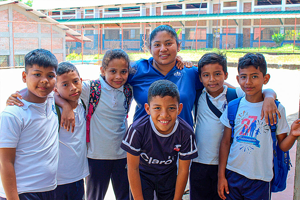 Docente de NPH Nicaragua con sus estudiantes en la escuela.