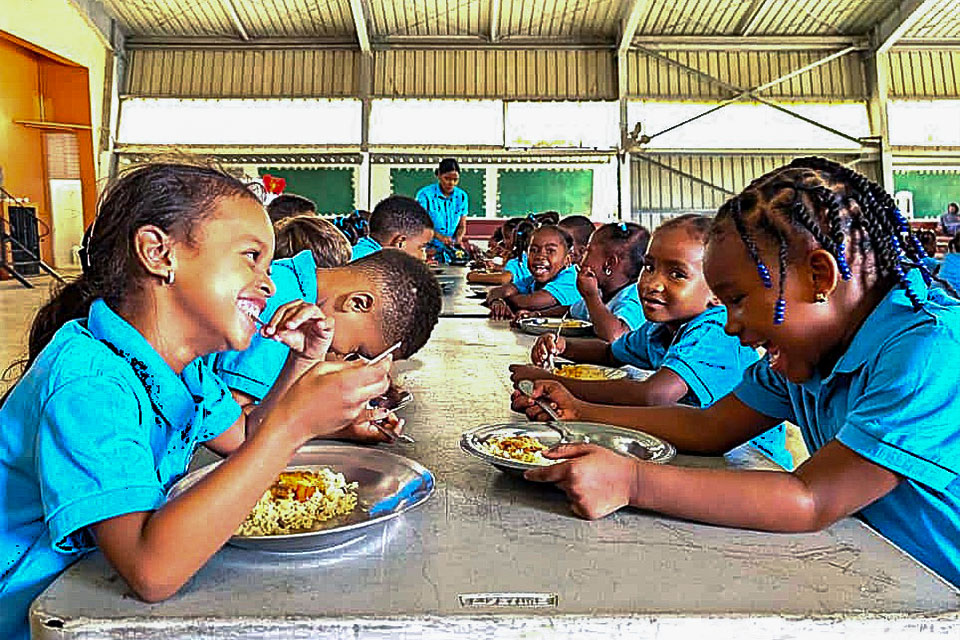 Jóvenes de NPH República Dominicana comiendo en el almuerzo.
