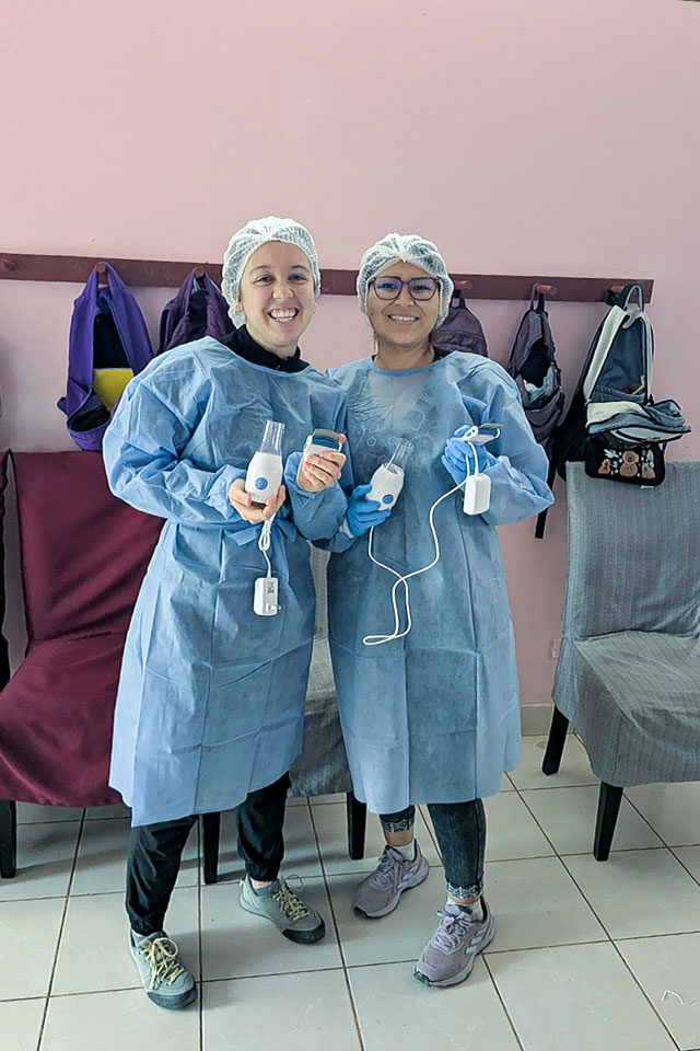 Elia colaborando en el área de salud, organizando medicamentos en la clínica de NPH