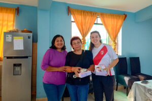 Elia colaborando en el área de salud como voluntaria.