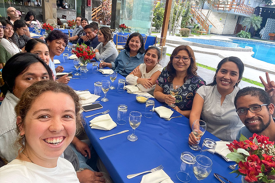 Grupo de voluntarios y trabajadores de NPH Perú sonriendo en una actividad comunitaria