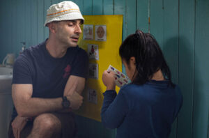 Alex trabajando en terapia ocupacional con una niña en NPH