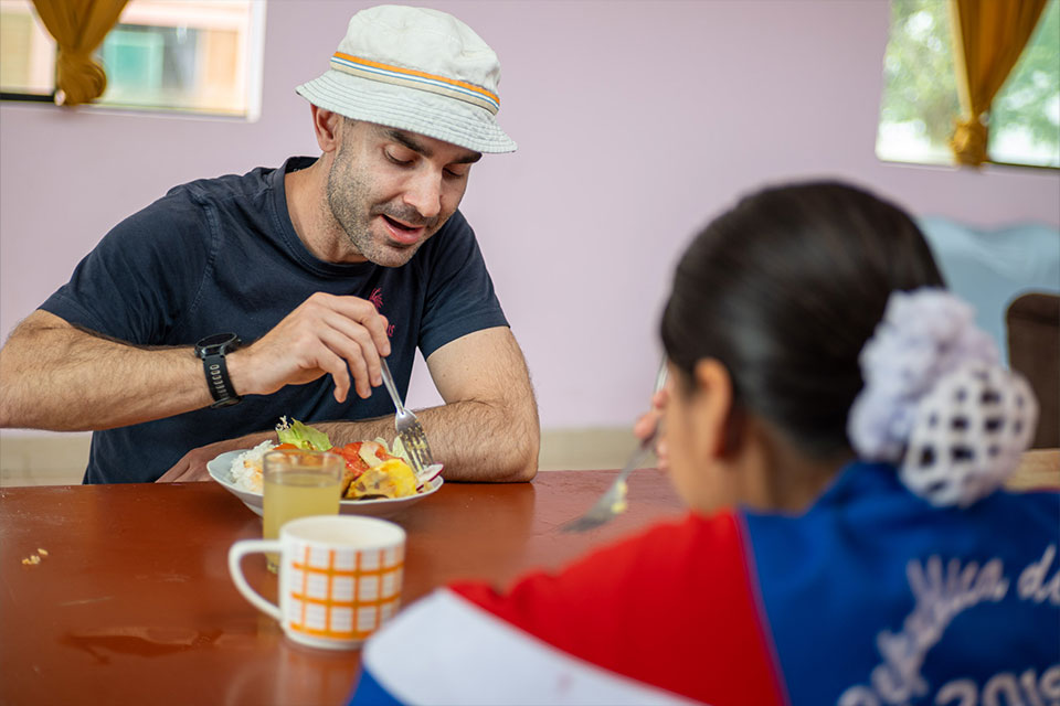 Momento cotidiano de convivencia entre voluntarios y niños en NPH