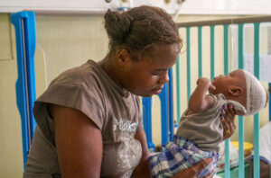 Roodley, junto a su madre, llegó al Hospital St. Damien con un desnutrición aguda