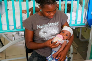 Roodley, junto a su madre, llegó al Hospital St. Damien con un desnutrición aguda