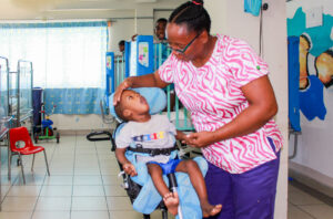 Personal sanitario atendiendo a niños abandonados en una sala pediátrica en Haití