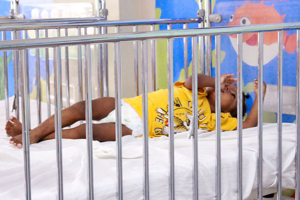 Niño con discapacidad recibiendo cuidados en la Fish Room del Hospital St. Damien en Haití