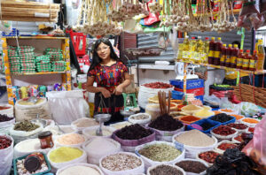 Nancy trabajando en el mercado de Guatemala