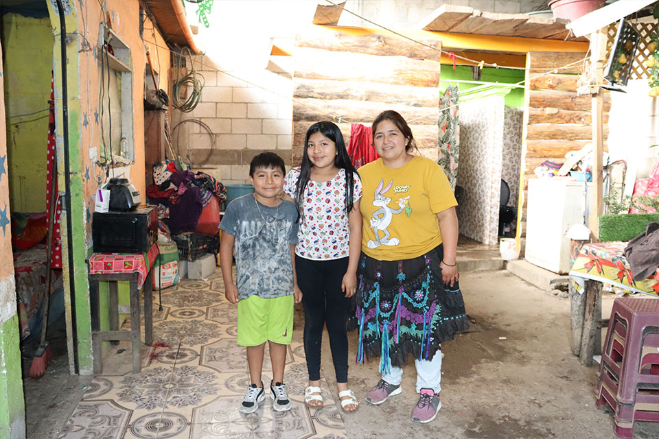 Familia de Guatemala en su vivienda