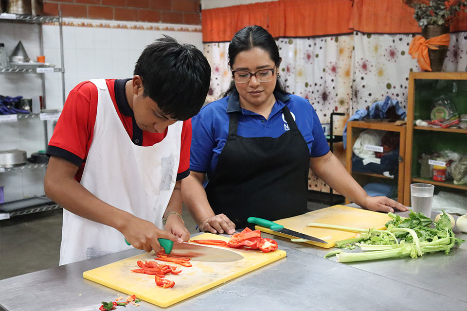 profesora en el taller vocacional de gastronomía