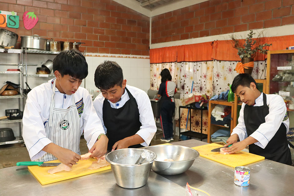 Jovenes de NPH Guatemala participando en un taller de gastronomía