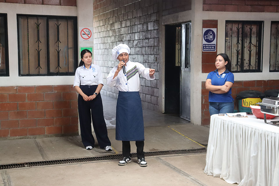 Taller de formación vocacional en Guatemala donde jóvenes aprenden oficios como cocina