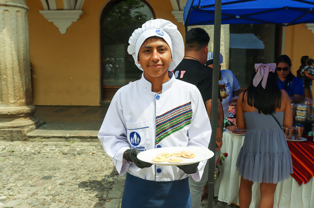 Adolescente de NPH desarrollando habilidades prácticas en taller educativo para su futuro profesional