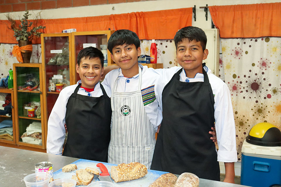 Jovenes de NPH Guatemala participando en un taller de gastronomía