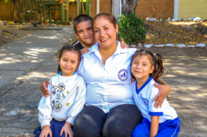 Maestra de educación infantil compartiendo un momento de lectura y comparte con estudiantes en NPH El Salvador.