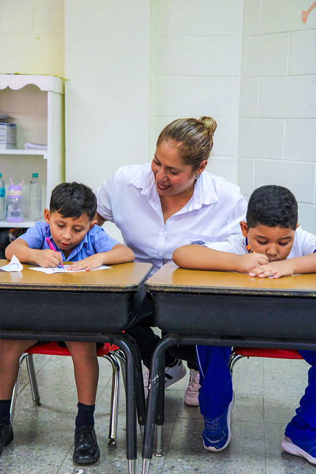 Niños y niñas participando en una dinámica de aprendizaje en educación inicial en NPH El Salvador.